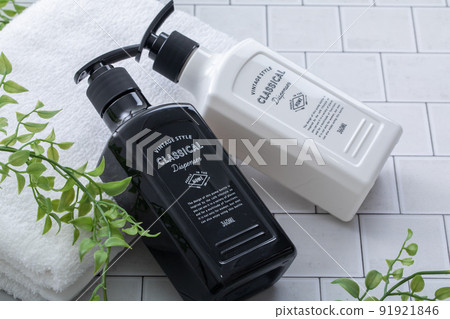 毛巾和洗髮水瓶 91921846