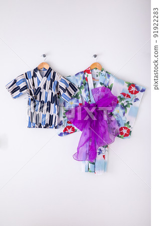 兒童浴衣和金杯 兒童浴衣和金杯 91922283