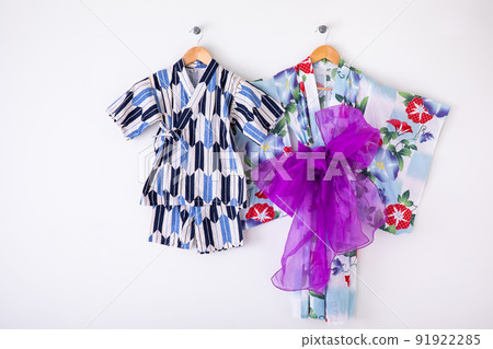 兒童浴衣和金杯 91922285