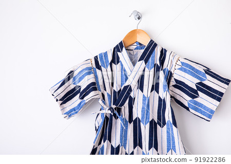 金杯,掛在白牆上的孩子,和服 金杯,掛在白牆上的孩子,和服 91922286