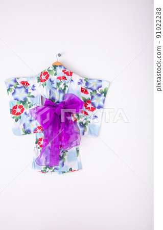 和服，一種浴衣，帶有在白色背景上閃耀的牽牛花 91922288