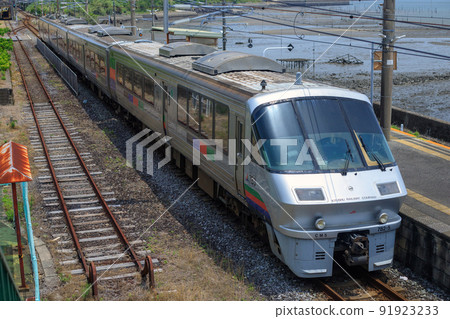 Limited express train that stops at a station where you can see the tidal flats (JR Kyushu 783 series limited express train) Limited express train that stops at a station where you can see the tidal flats (JR Kyushu 783 series limited express train) 91923233