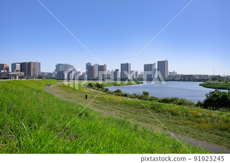 從西六鄉附近的多摩川河岸眺望川崎方向 91923245