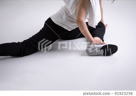 Woman stretching 91923256