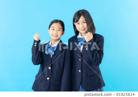 Two girls in uniforms who guts pose, junior high school girls 91923814
