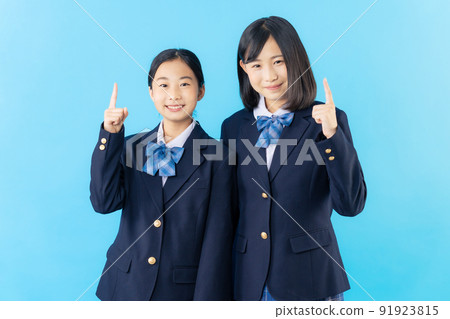 Two girls in uniform, junior high school girls 91923815