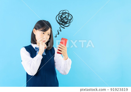 Female students worried about seeing smartphones 91923819