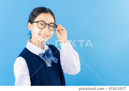 戴眼鏡的女學生 91923837