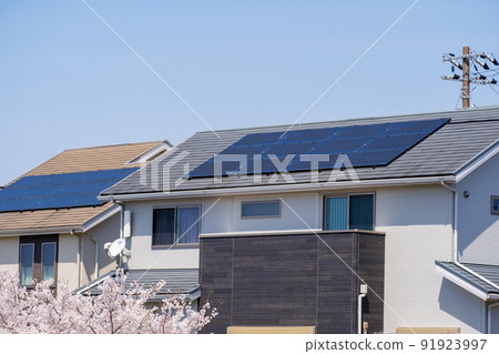 有櫻花和太陽能電池板的房子太陽能發電生態系統 91923997