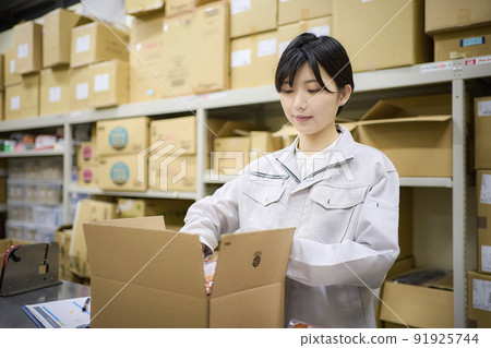 Business scene: A woman shipping in a warehouse 91925744