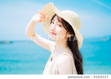 藍色的大海和年輕的女人 91926317