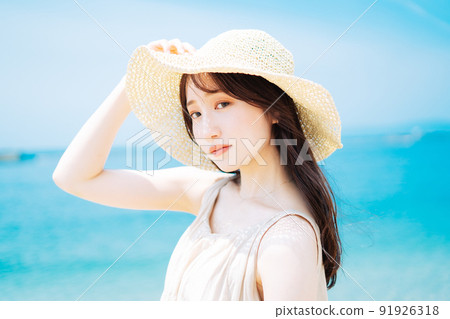 藍色的大海和年輕的女人 91926318