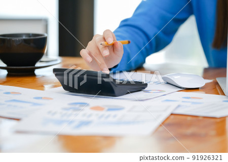 Businessman analyse investment marketing data. 91926321