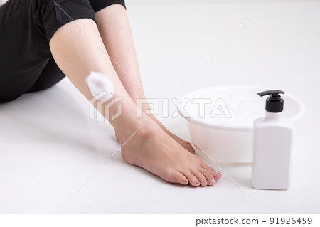 Women's feet washing their bodies Women's feet washing their bodies 91926459