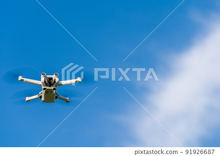 無人機在藍天飛行 91926687