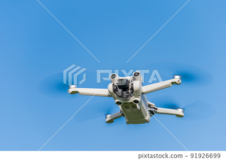 無人機在藍天飛行 無人機在藍天飛行 91926699