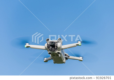 無人機在藍天飛行 無人機在藍天飛行 91926701