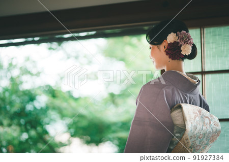 夏季和服的年輕女子 91927384