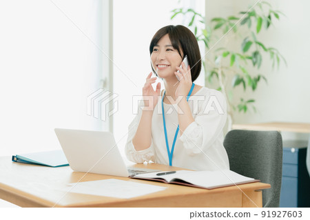 辦公室工作人員在辦公室打電話 91927603