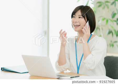 辦公室工作人員在辦公室打電話 91927605