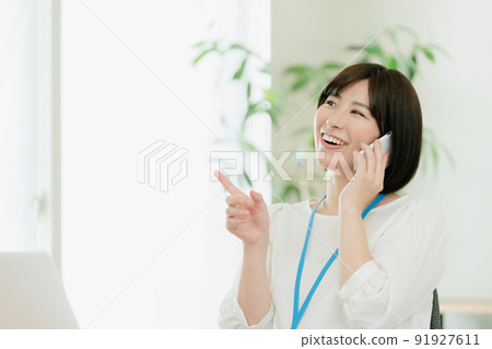 辦公室工作人員在辦公室打電話 91927611