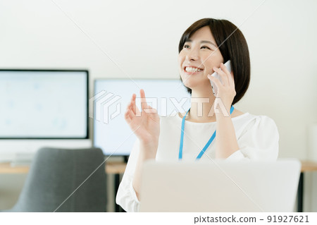 辦公室工作人員在辦公室打電話 91927621