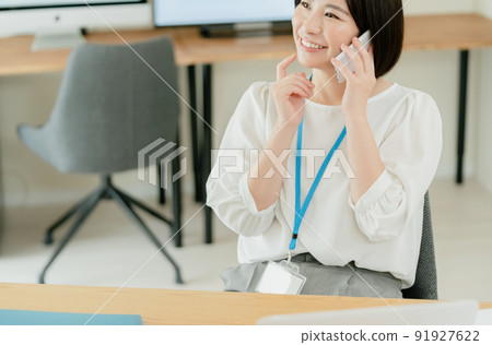 辦公室工作人員在辦公室打電話 91927622