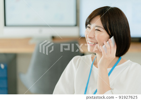 辦公室工作人員在辦公室打電話 91927625