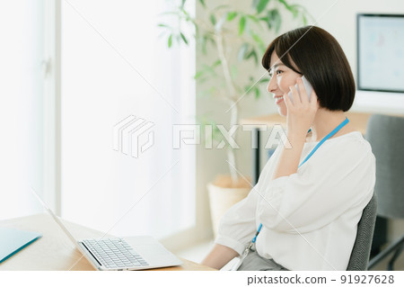 辦公室工作人員在辦公室打電話 91927628