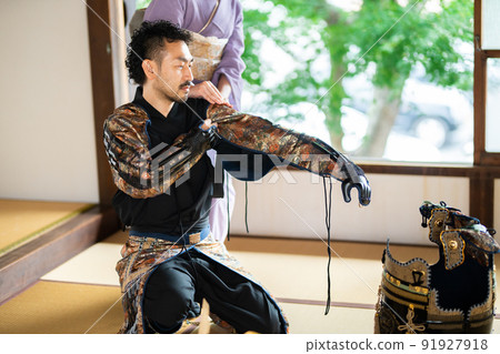 穿著盔甲的大鬍子男人 91927918