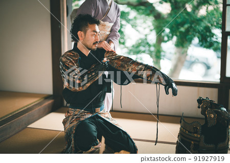 穿著盔甲的大鬍子男人 91927919
