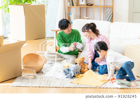 準備搬家的年輕家庭 91928245