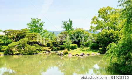 Japanese garden, pond and borrowed scenery of Kyocera Museum 91928310