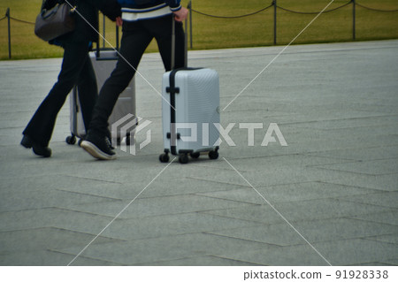 拉行李箱的人 91928338