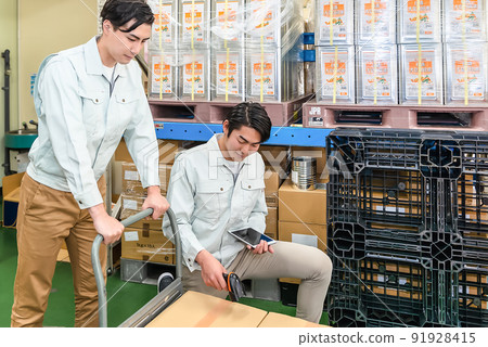 A man working at a distribution center 91928415