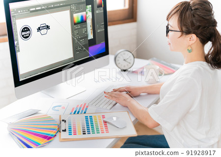 從事標誌製作工作的女性(平面設計師) 從事標誌製作工作的女性(平面設計師) 91928917