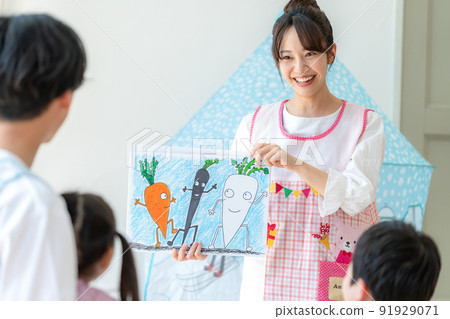 Nursery teacher playing picture-story show 91929071