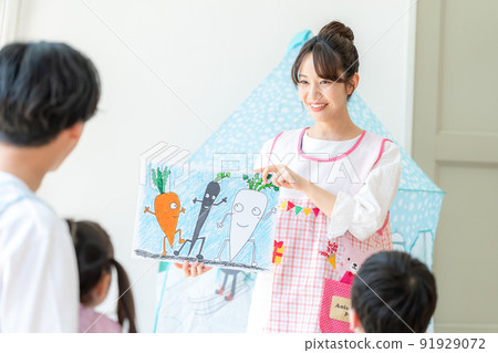 幼兒園老師演奏連環畫 91929072