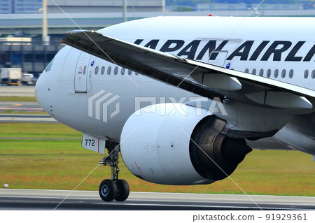 Osaka International Airport, a passenger plane taking off and landing Osaka International Airport, a passenger plane taking off and landing 91929361