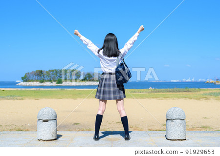 High school girls who support women who guts pose toward the sea High school girls who support women who guts pose toward the sea 91929653