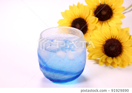 Watered shochu and sunflower flowers 91929890