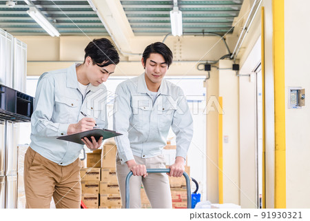 A man working at a distribution center 91930321