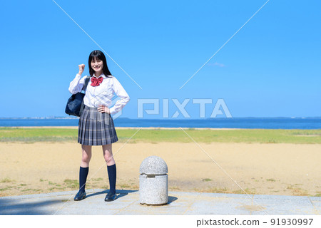 A high school girl who came to the sea to play guts pose 91930997