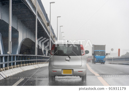 雨天行車圖片 雨天行車圖片 91931179