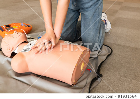 緊急救生類胸外按壓和 AED 91931564