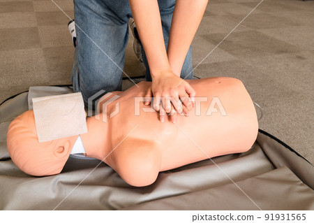 Emergency lifesaving class chest compressions 91931565