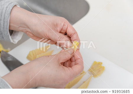 [Peel the boiled bamboo shoots] 91931685