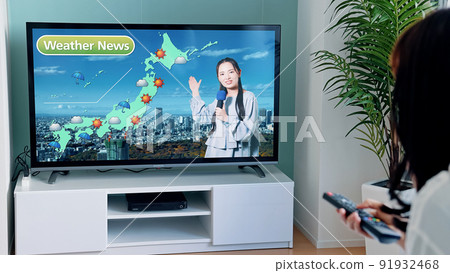 看天氣預報的女性 看天氣預報的女性 91932468