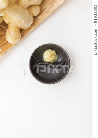 Grated ginger is tingling and health promotion 91932602