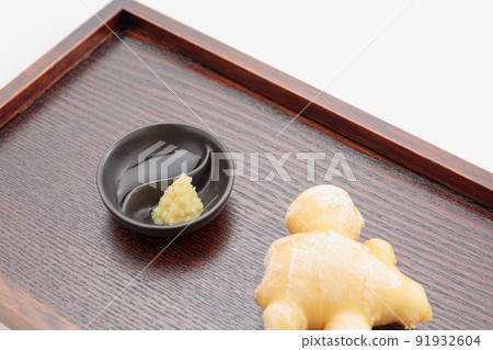 磨碎的薑是刺痛和促進健康 磨碎的薑是刺痛和促進健康 91932604